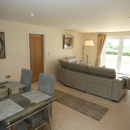 Lovely Two Bedroom Bungalow With Hot Tub Yeovil Bagian luar foto