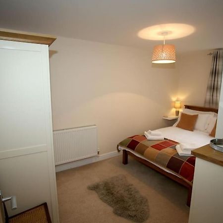 Lovely Two Bedroom Bungalow With Hot Tub Yeovil Bagian luar foto