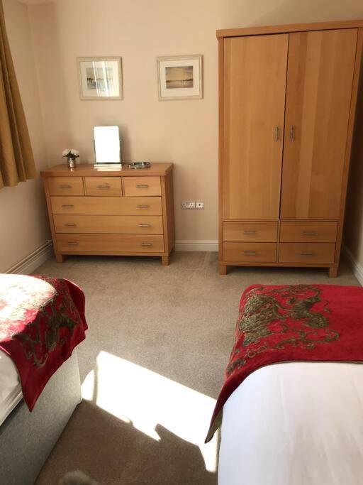 Lovely Two Bedroom Bungalow With Hot Tub Yeovil Bagian luar foto