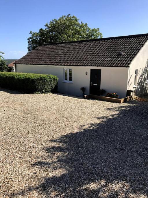 Lovely Two Bedroom Bungalow With Hot Tub Yeovil Bagian luar foto