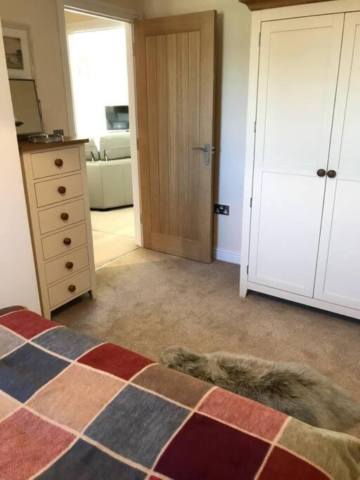 Lovely Two Bedroom Bungalow With Hot Tub Yeovil Bagian luar foto