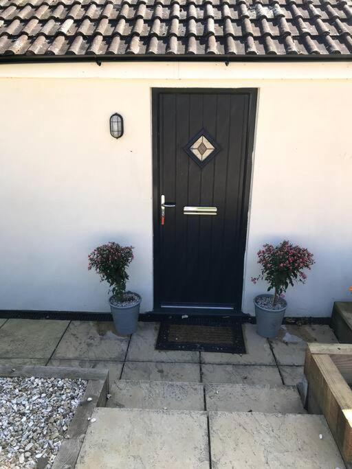Lovely Two Bedroom Bungalow With Hot Tub Yeovil Bagian luar foto