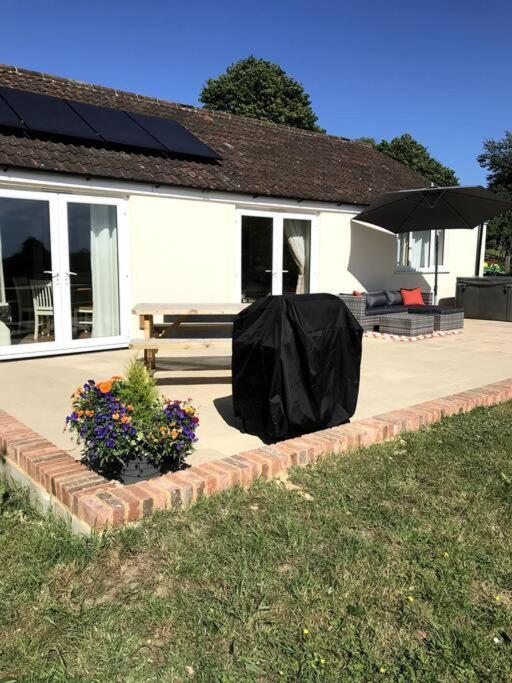 Lovely Two Bedroom Bungalow With Hot Tub Yeovil Bagian luar foto