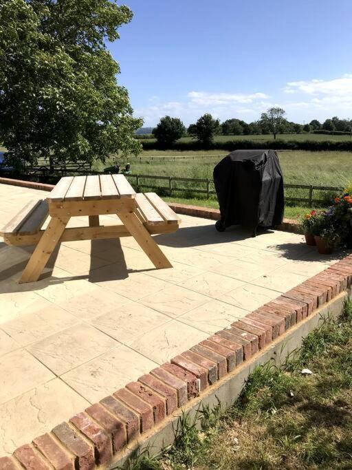 Lovely Two Bedroom Bungalow With Hot Tub Yeovil Bagian luar foto