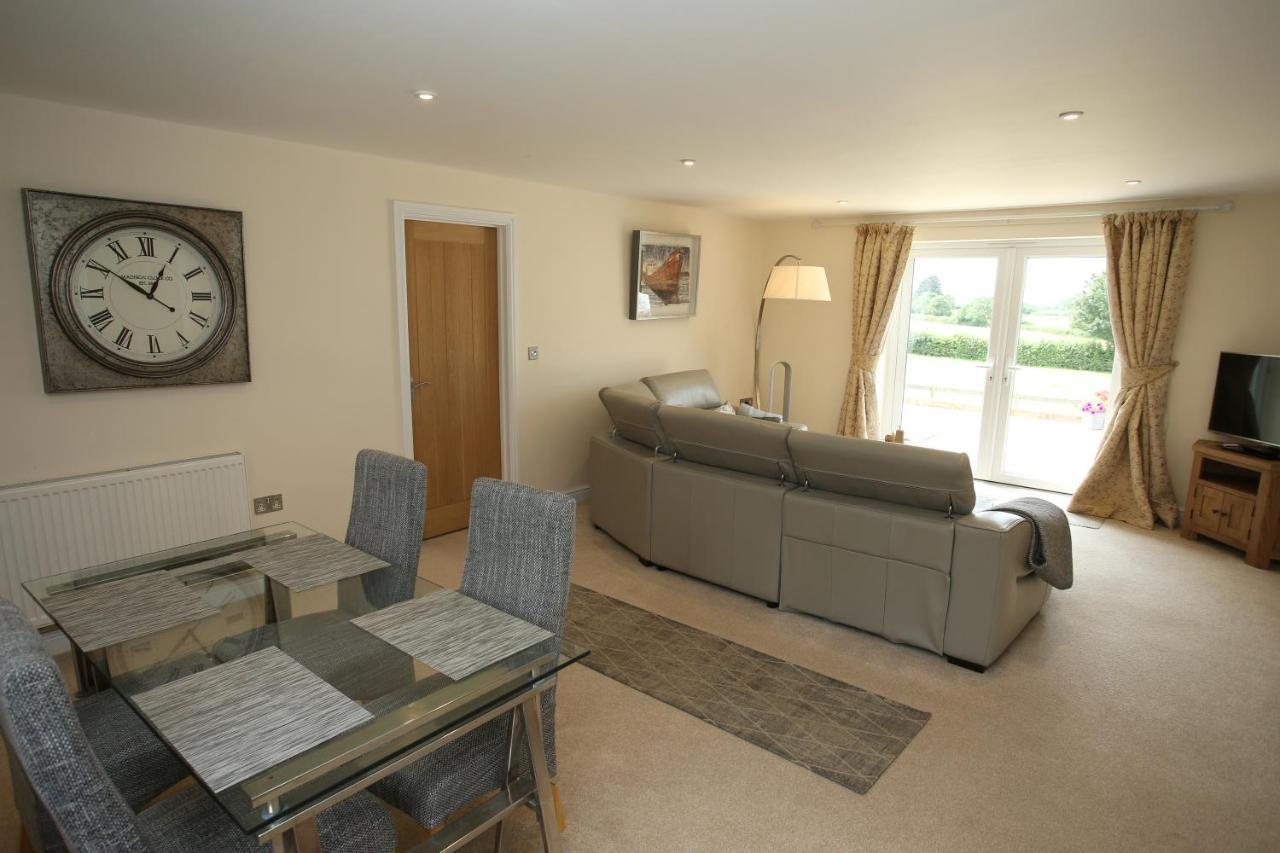 Lovely Two Bedroom Bungalow With Hot Tub Yeovil Bagian luar foto