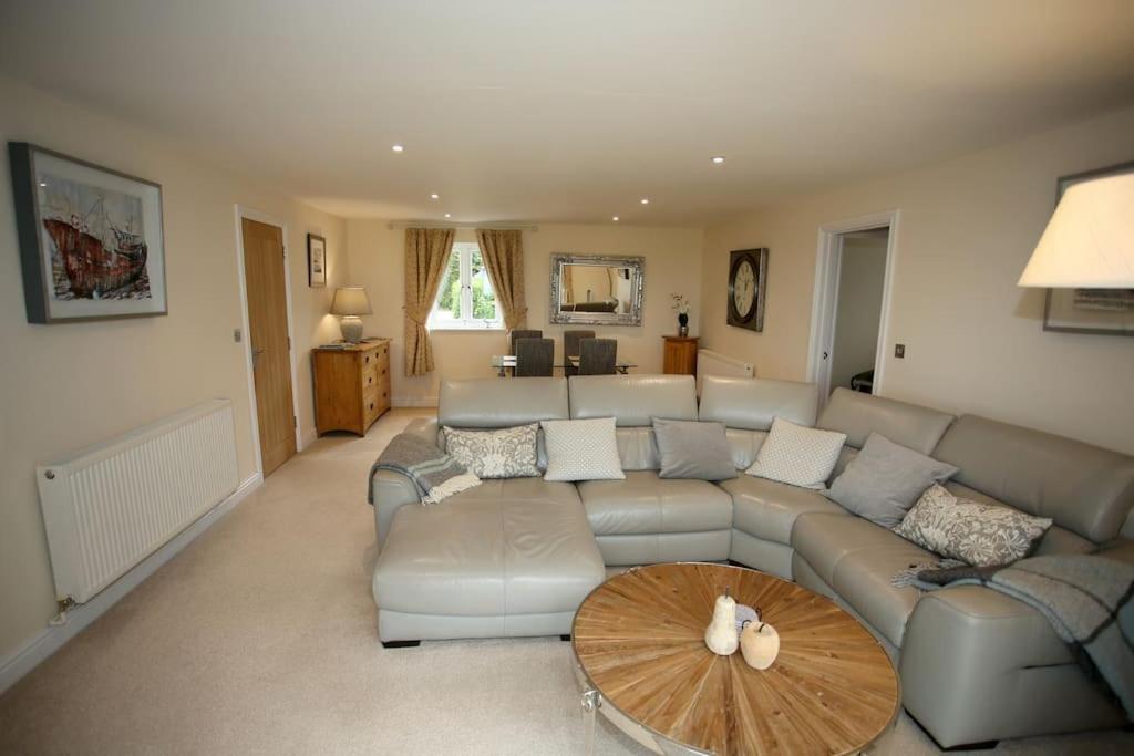 Lovely Two Bedroom Bungalow With Hot Tub Yeovil Bagian luar foto