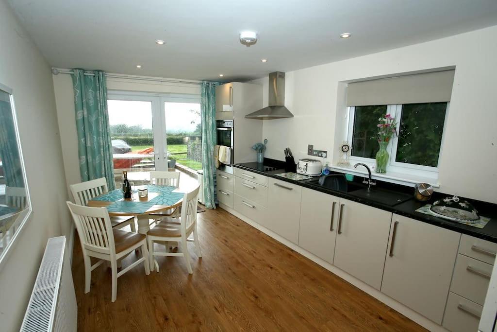 Lovely Two Bedroom Bungalow With Hot Tub Yeovil Bagian luar foto
