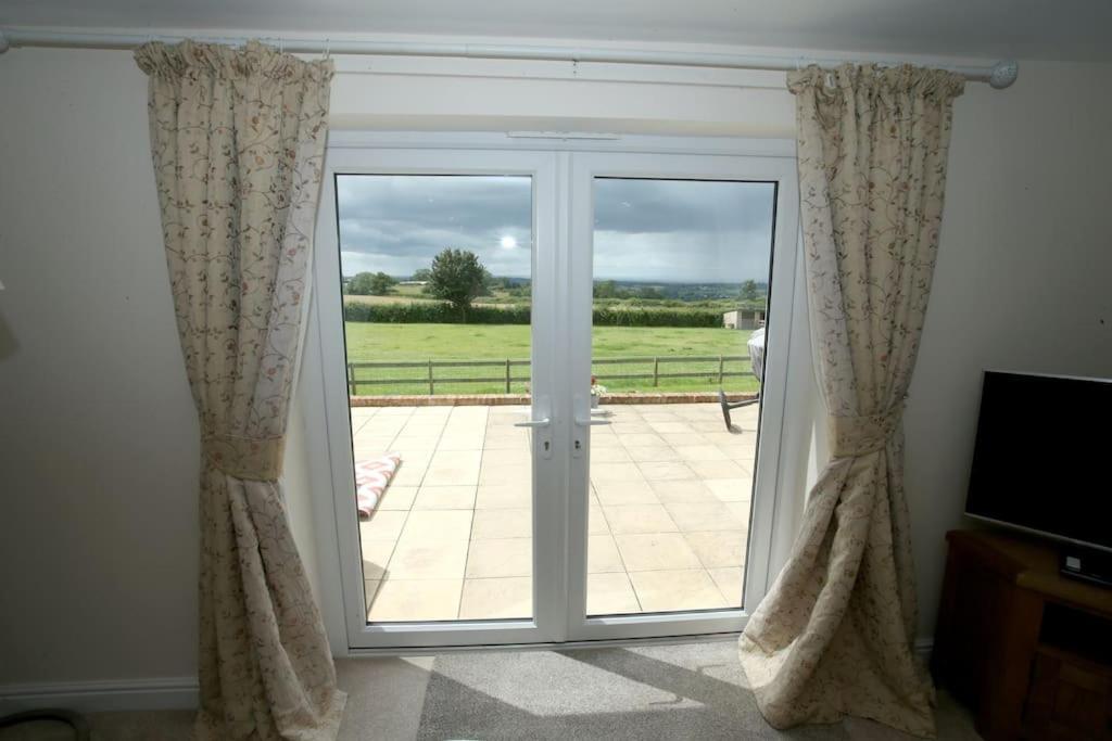 Lovely Two Bedroom Bungalow With Hot Tub Yeovil Bagian luar foto