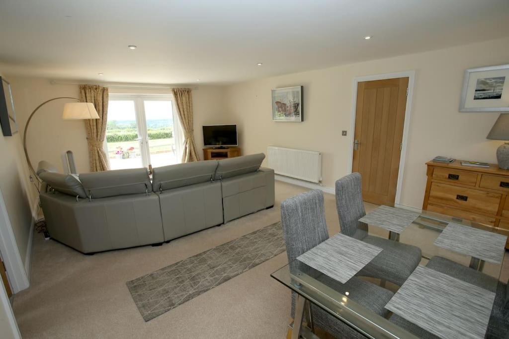 Lovely Two Bedroom Bungalow With Hot Tub Yeovil Bagian luar foto