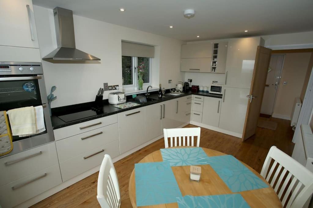 Lovely Two Bedroom Bungalow With Hot Tub Yeovil Bagian luar foto