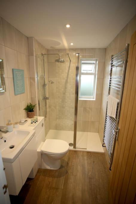 Lovely Two Bedroom Bungalow With Hot Tub Yeovil Bagian luar foto