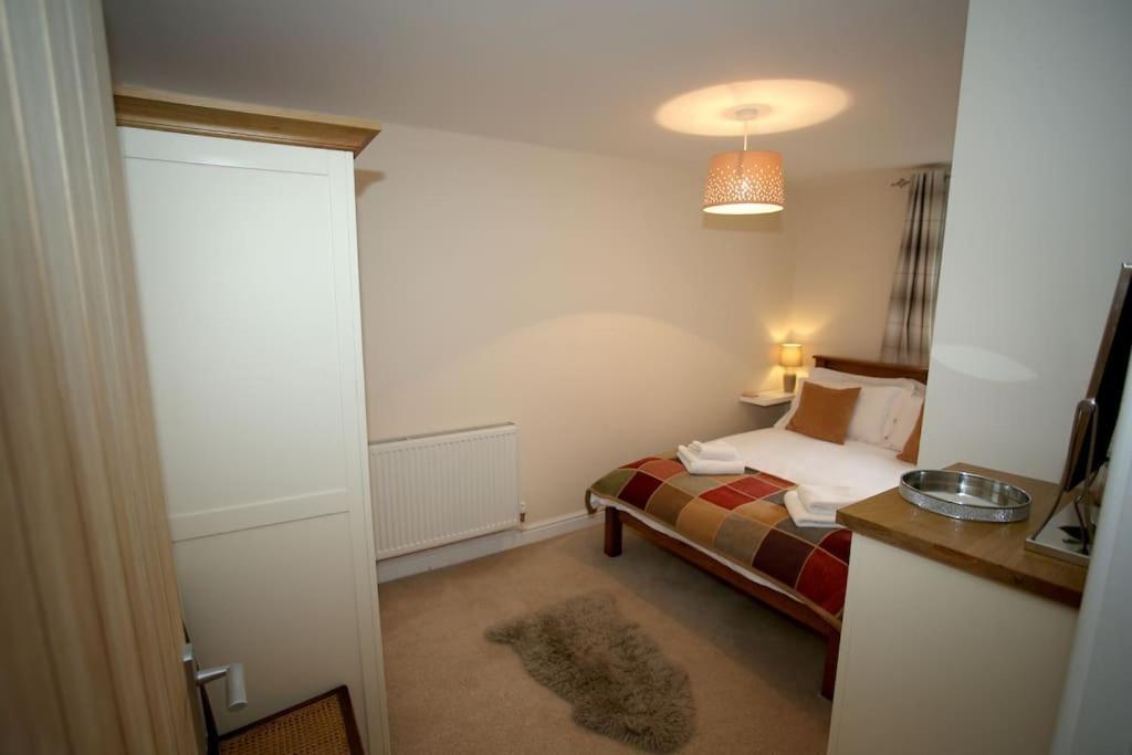 Lovely Two Bedroom Bungalow With Hot Tub Yeovil Bagian luar foto
